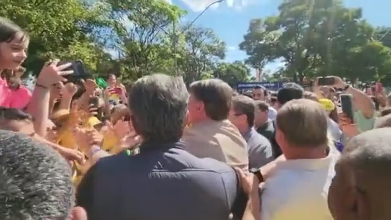 Bolsonaro é recebido por apoiadores em Ribeirão Preto