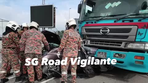 13oct2022 causeway bridge malaysian truck crashed into malaysia cars on the causeway