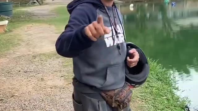 Armadinho pescando e o Má perrecando zuando o Armandinho