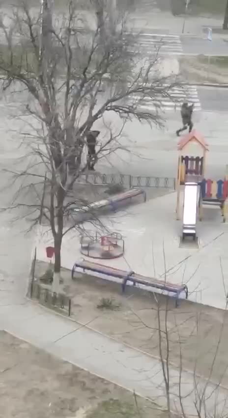 Russian servicemen detained a suspicious person on the street in Kherson