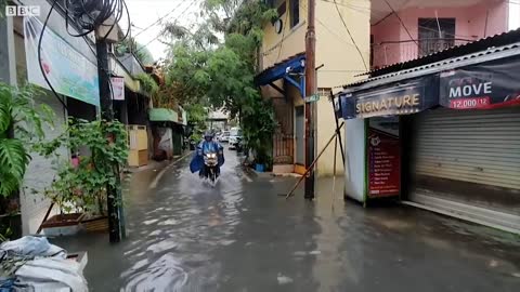 Jakarta floods: Thousands of people evacuated - BBC News