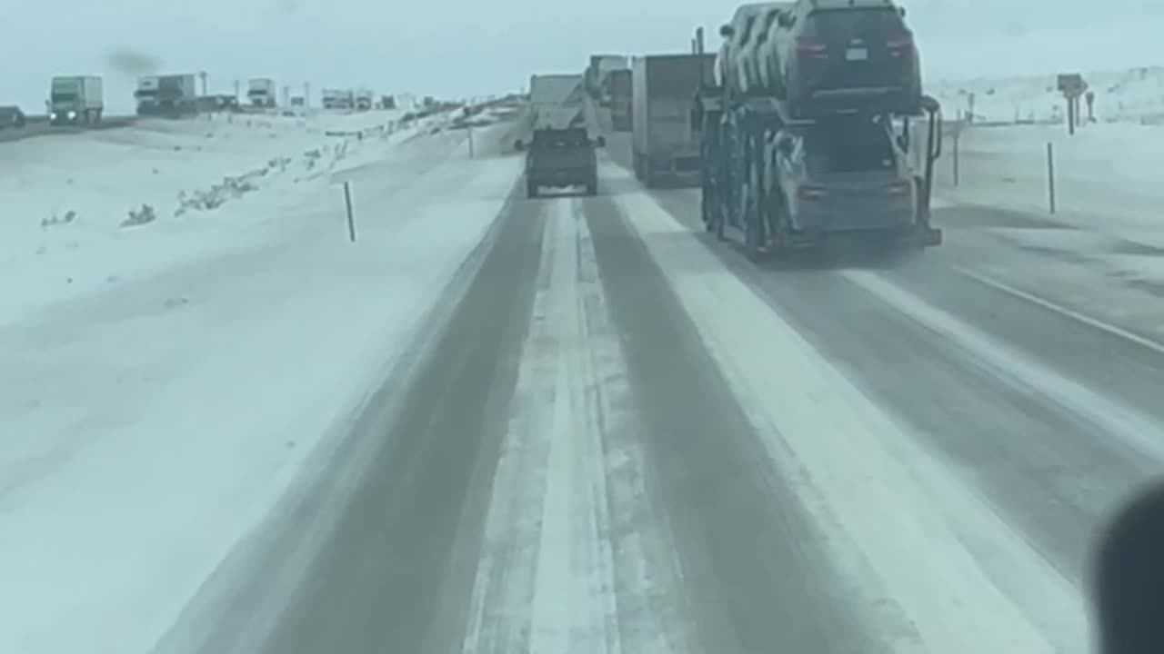 Trucking on snow❄️| truckers are on duty even on snow🫤|