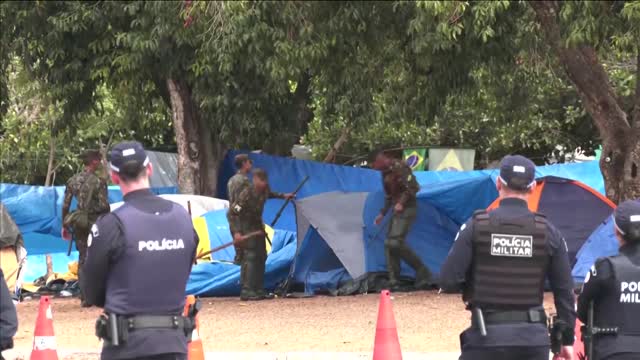 Bolsonaro supporters leave camp, soldiers move in