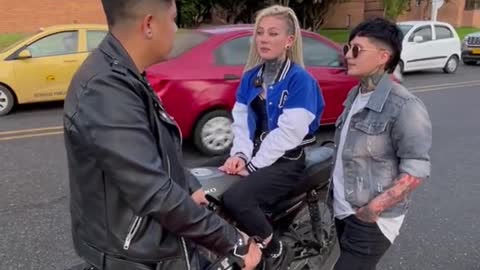 Hablemos del estilazo y los ojazos de esta mujer