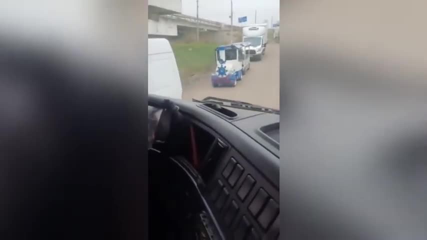 E tra i veicoli russi in fuga da Kherson spunta un trenino delle giostre