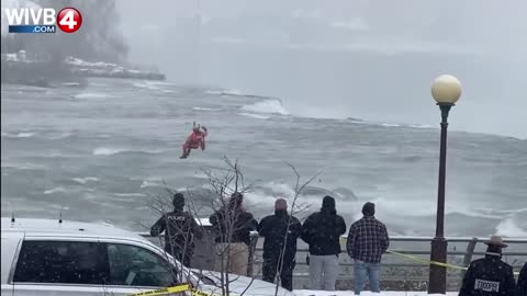 Car Almost Falls Off Edge of Niagara Falls