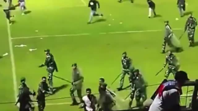 The death toll from the Indonesian fan conflict rose to 174.