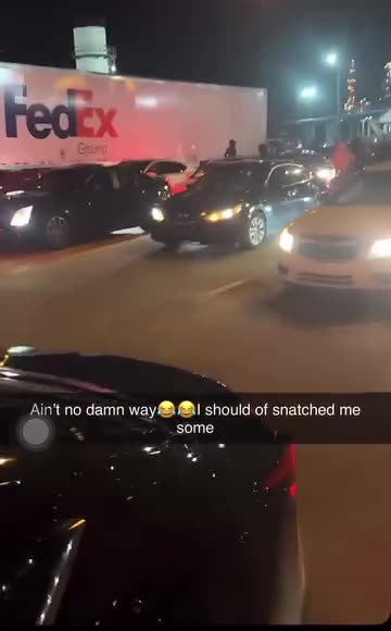 Thugs block street and rob FedEx driver in Memphis