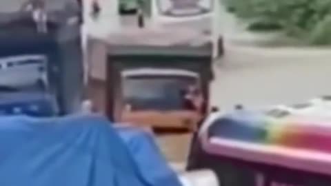 TEMPORAL COM ENCHENTE CHUVAS ARRASADORAS DEVASTA CIDADE VEJAM O CAUS NESSA RUA OLHEM A SITUAÇÃO D