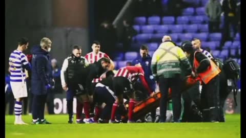 Anche John Fleck crolla a terra durante una partita di calcio.