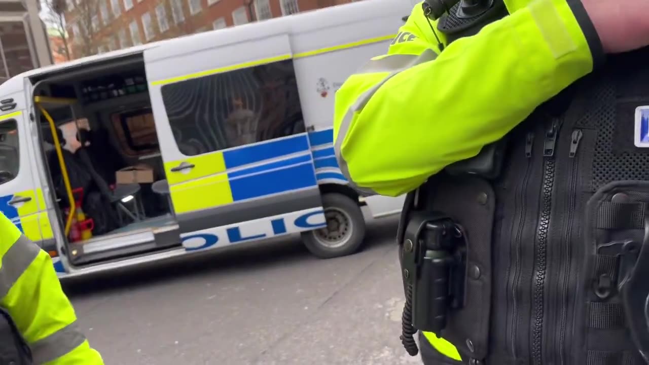 A man carrying a “HAMAS ARE TERRORISTS” sign….is arrest and dragged to the floor by the met police