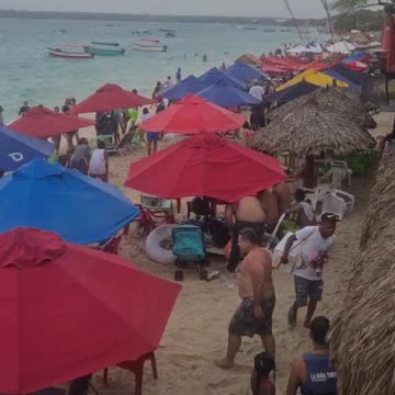 Video: Lancheros se enfrentan con ‘botellazos’ en Playa Blanca