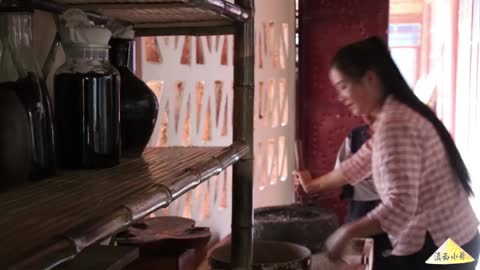 Sweet and Fragrant Baba Cooked in Bamboo Tubes Snack from Yunnan