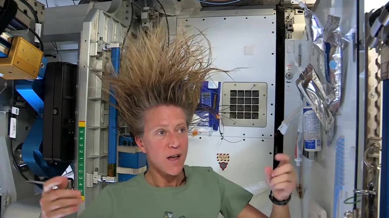 Karen Nyberg Shows How You Wash Hair in Space