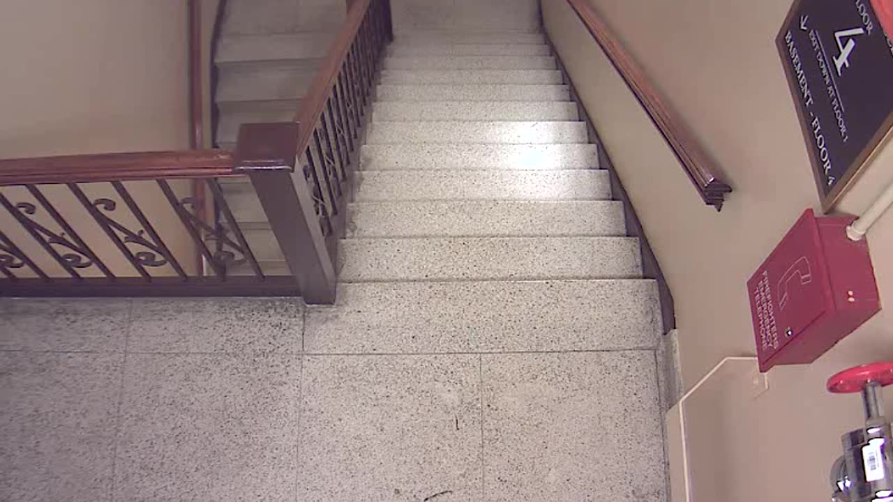 0456USCH04H405Stairwell_2021-01-06_23h00min03s347ms.mp4
