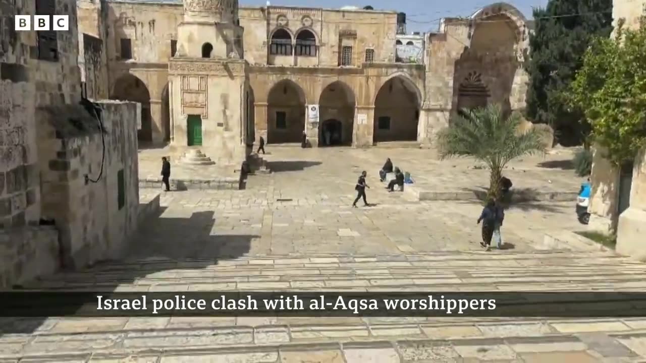 Israel police clash with palestinians at al- Aqsa mousque