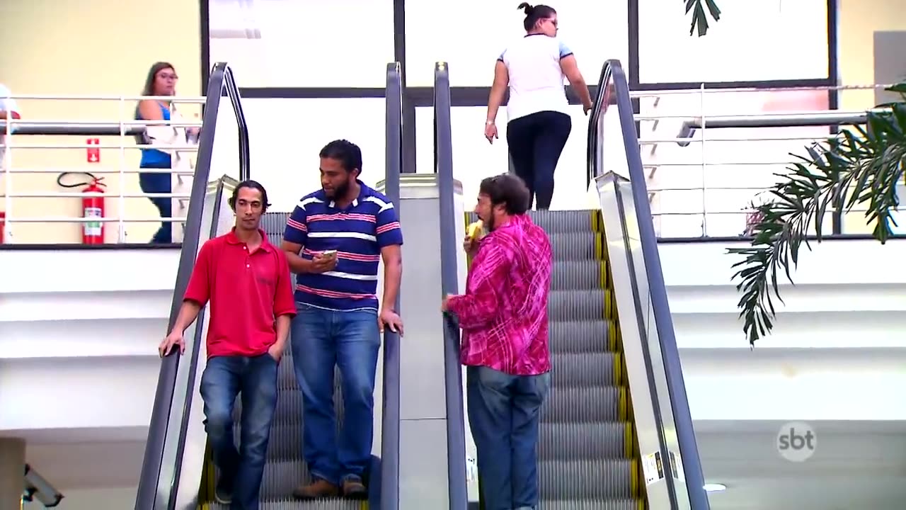 Paquera na Escada Rolante - Love Escalator Prank | Câmeras Escondidas (11/06/17)