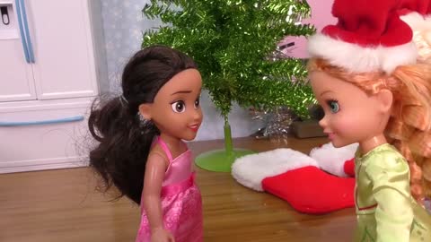 Christmas ! Elsa and Anna toddlers - what happens to Santa ? Gifts - decorations - tree