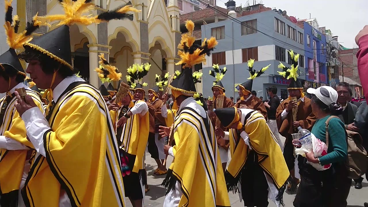 peruvians dancing, fiesta espectaculàr! happy people! PERU 2