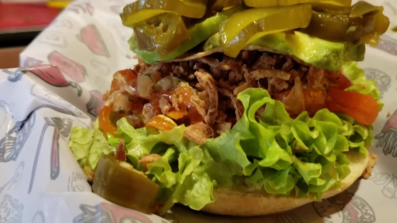 LA FAMOSA HAMBURGUESA MEXICANA DE TRAGANTINA PARRILLA