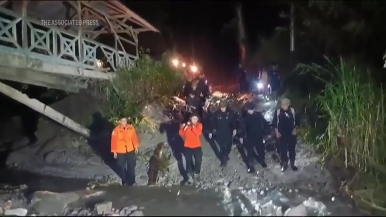 Search continues for missing miners in Indonesia after landslide at illegal gold mine.mp4