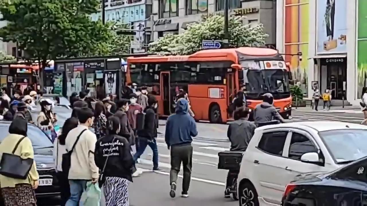 20210503_V3_S03(t3VgyUSwfqo)많은 사람이 지나는 횡단보도 중앙에서 미이라가 춤을_