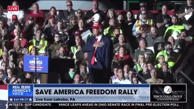 HUGE Crowd Sings The Star Spangled Banner @ Trump Rally