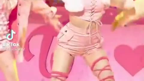 🥵MOMO'S iconic leg vibrating dance move #shorts #kpopedit #momo #twice