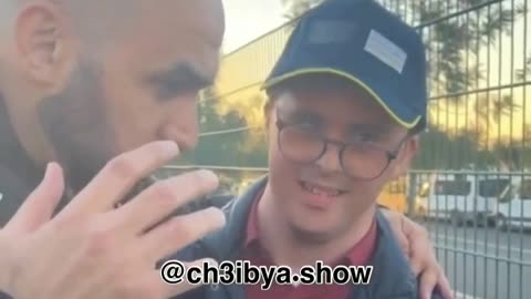وليد الركراكي رفقة حكيم زياش و شخص من ذوي الاحتياجات الخاصة في موقف محرج