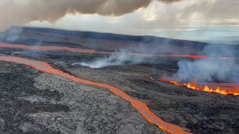 Novo vídeo aéreo captura erupção do maior vulcão ativo do mundo, Mauna Loa, no Havaí