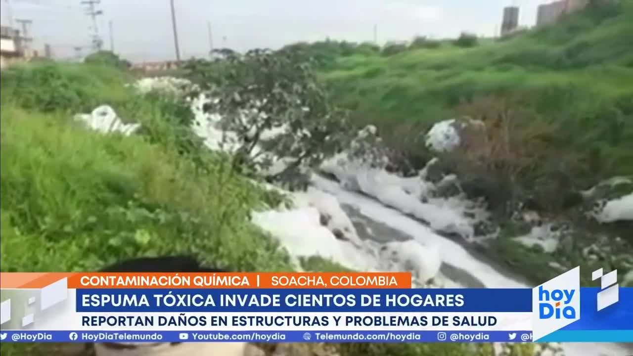 Una espuma tóxica invade las casas de al menos 400 familias en Soacha, Colombia | Noticias Telemundo