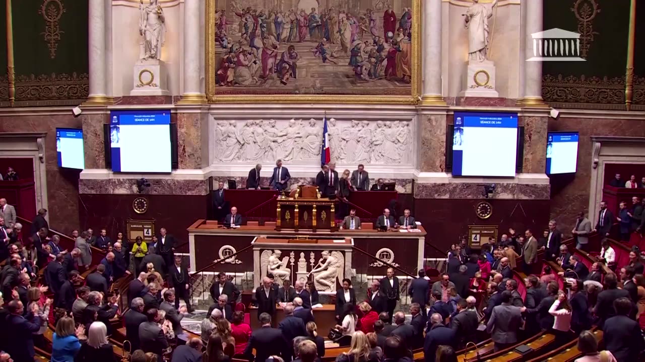 French government toppled in no-confidence vote