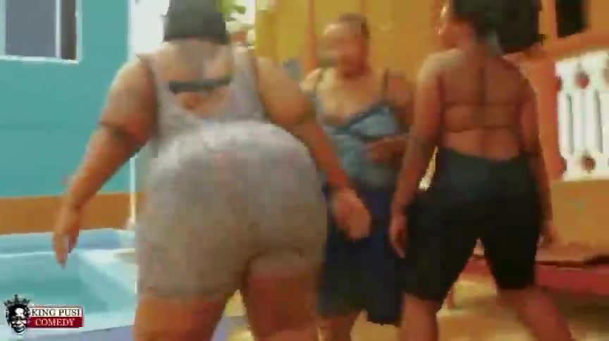 Big Mama Twerking in Swimming Pool