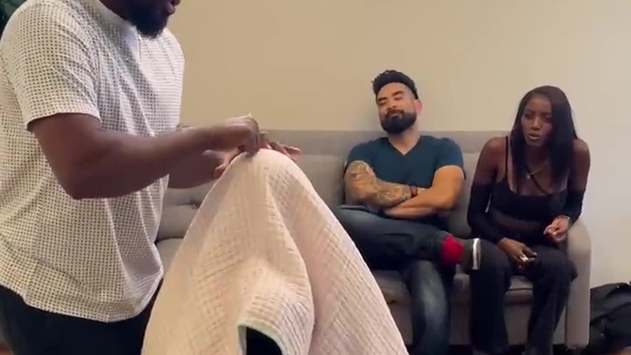 He took her head out magic trick!