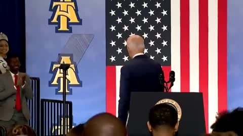 Dozorientovaný Joe Biden se rozhodl podat ruku neexistující osobě…..