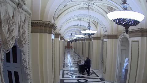 0257USCH02MainDoorHallnearH219_2021-01-06_00h37min53s037ms.mp4