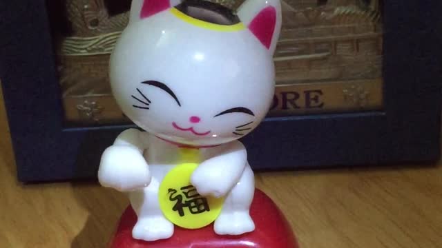 The maneki-neko (beckoning cat)