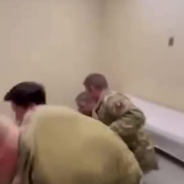 Fue detenido y golpeado después de rechazar la vacuna COVID-19.