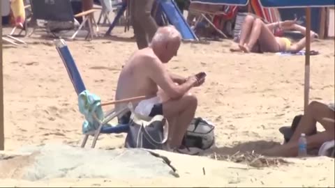 Biden relaxes on Delaware beach with wife Jill