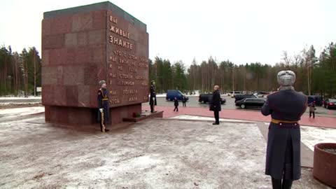 Putin lays flowers at Leningrad WW2 memorial