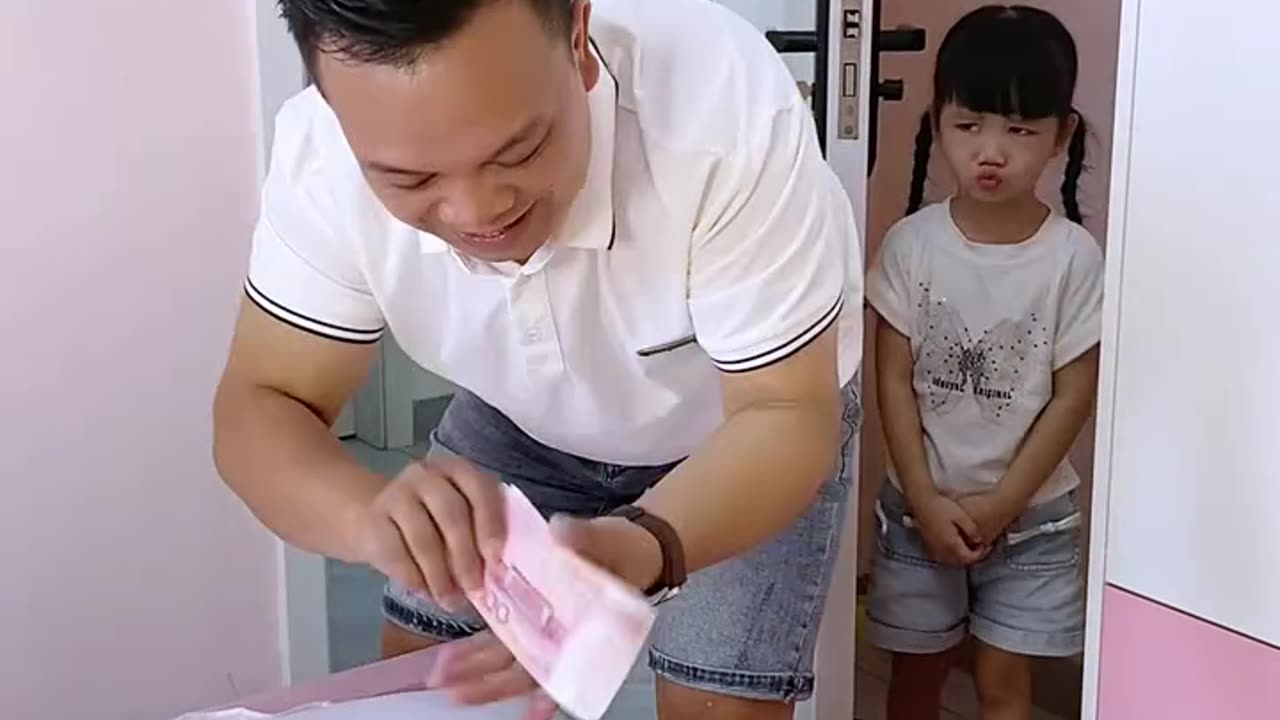 A little girl is very cute 🥰🥰🥰