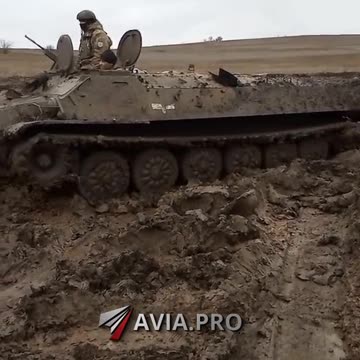 Bahenní sezóna na východě Ukrajiny - Ukrajinský MT-LB táhne houfnici M777 dodanou z USA