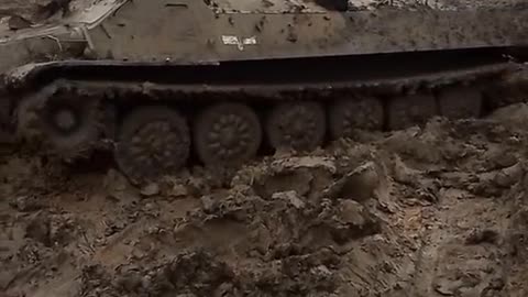Bahenní sezóna na východě Ukrajiny - Ukrajinský MT-LB táhne houfnici M777 dodanou z USA