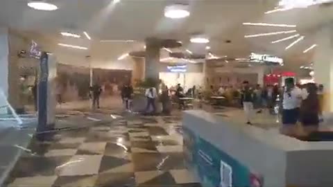 ¡Qué susto! Vientos tumban puerta de vidrio de centro comercial