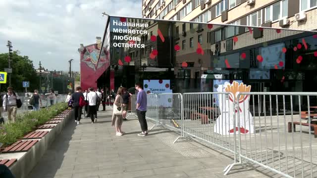 Finishing touches at Russia's 'new McDonald's'