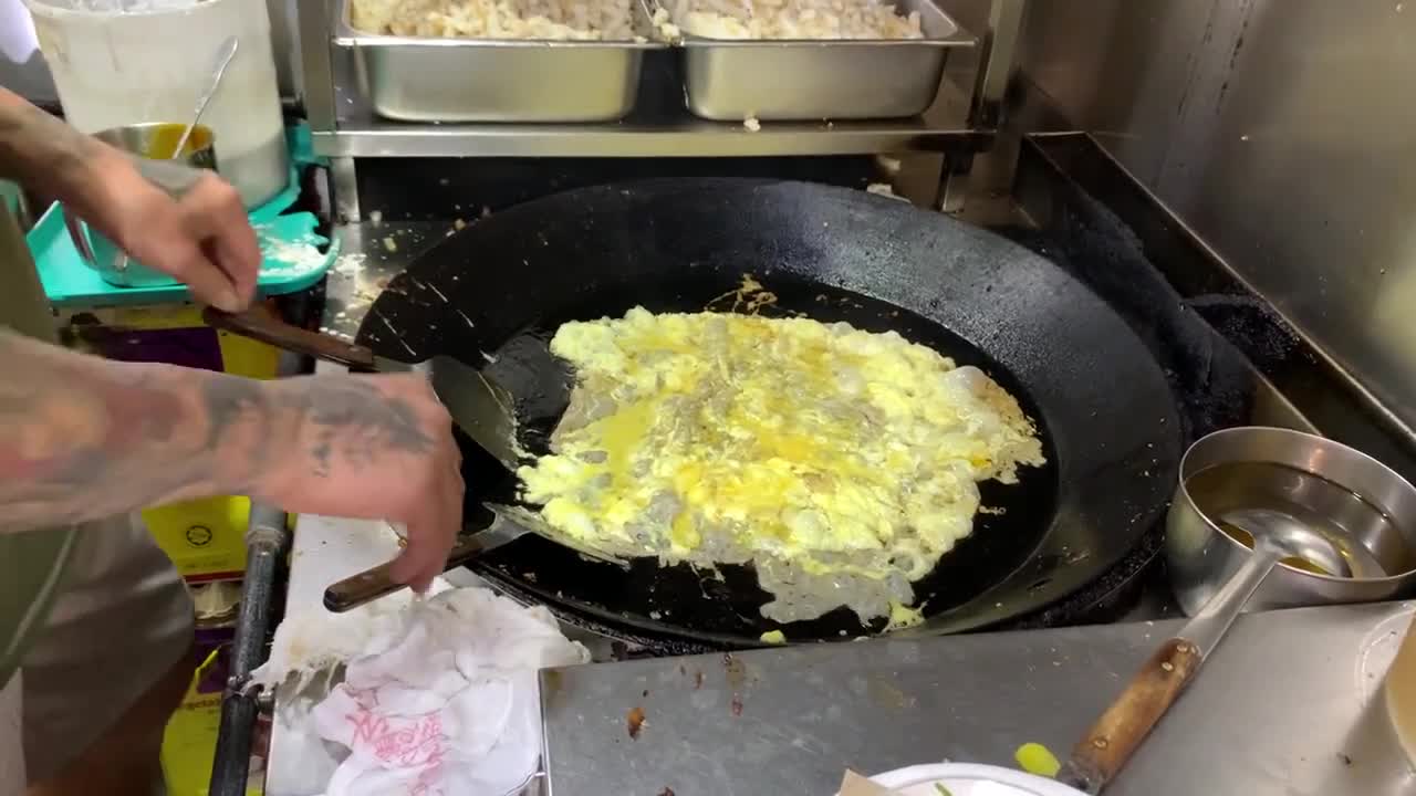 So Many People Wait in Line!! Delicious Singapore Hawker Food! (Singapore Street Food)