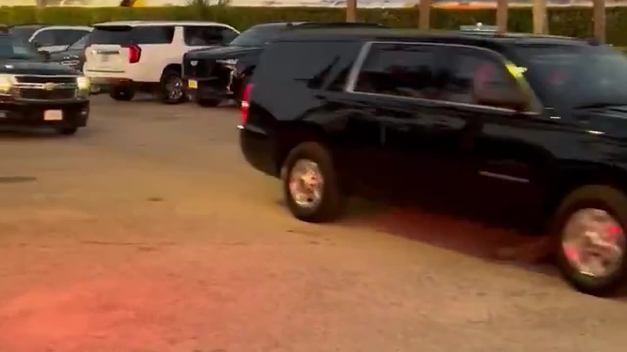 Trudeau security entering Mar-a-Lago