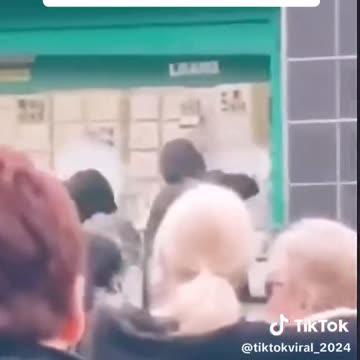 Lawless Britain! Another GOLD SHOP gets robbed in Broad daylight..