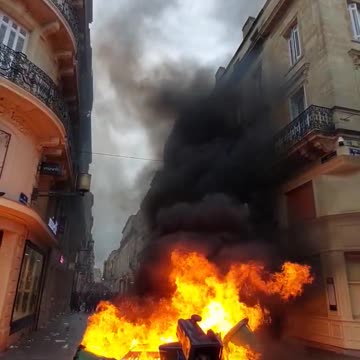 Barricades and fires all over France, here we are in Bordeaux