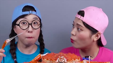 DONA and friend Giant King Crab Mukbang